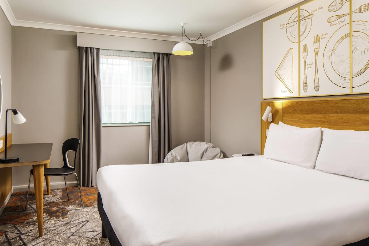 Room, 1 Double Bed (The Queen) | Desk, blackout drapes, iron/ironing board, free cribs/infant beds