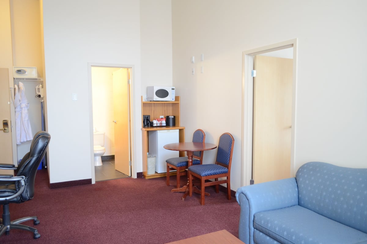 suite, 1 king bed with sofa bed | bathroom | combined shower/bathtub, free toiletries, hair dryer, towels