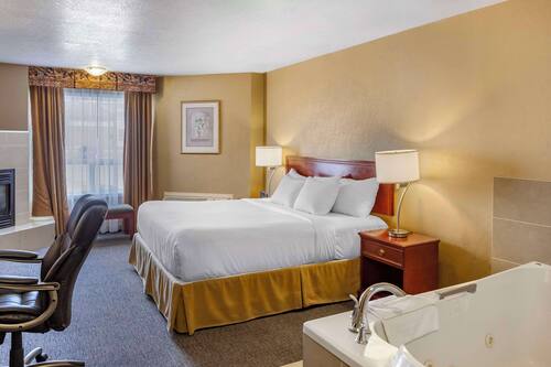 Suite, 1 King Bed, Non Smoking, Jetted Tub