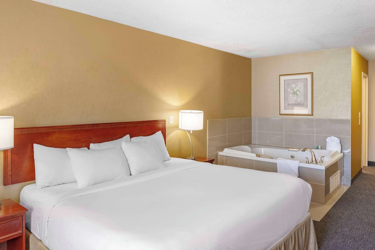 Phòng Suite, 1 giường cỡ king, không hút thuốc, bồn tắm thủy lực | Bộ đồ giường cao cấp, nệm có lớp đệm bông, bàn, màn/rèm cản sáng