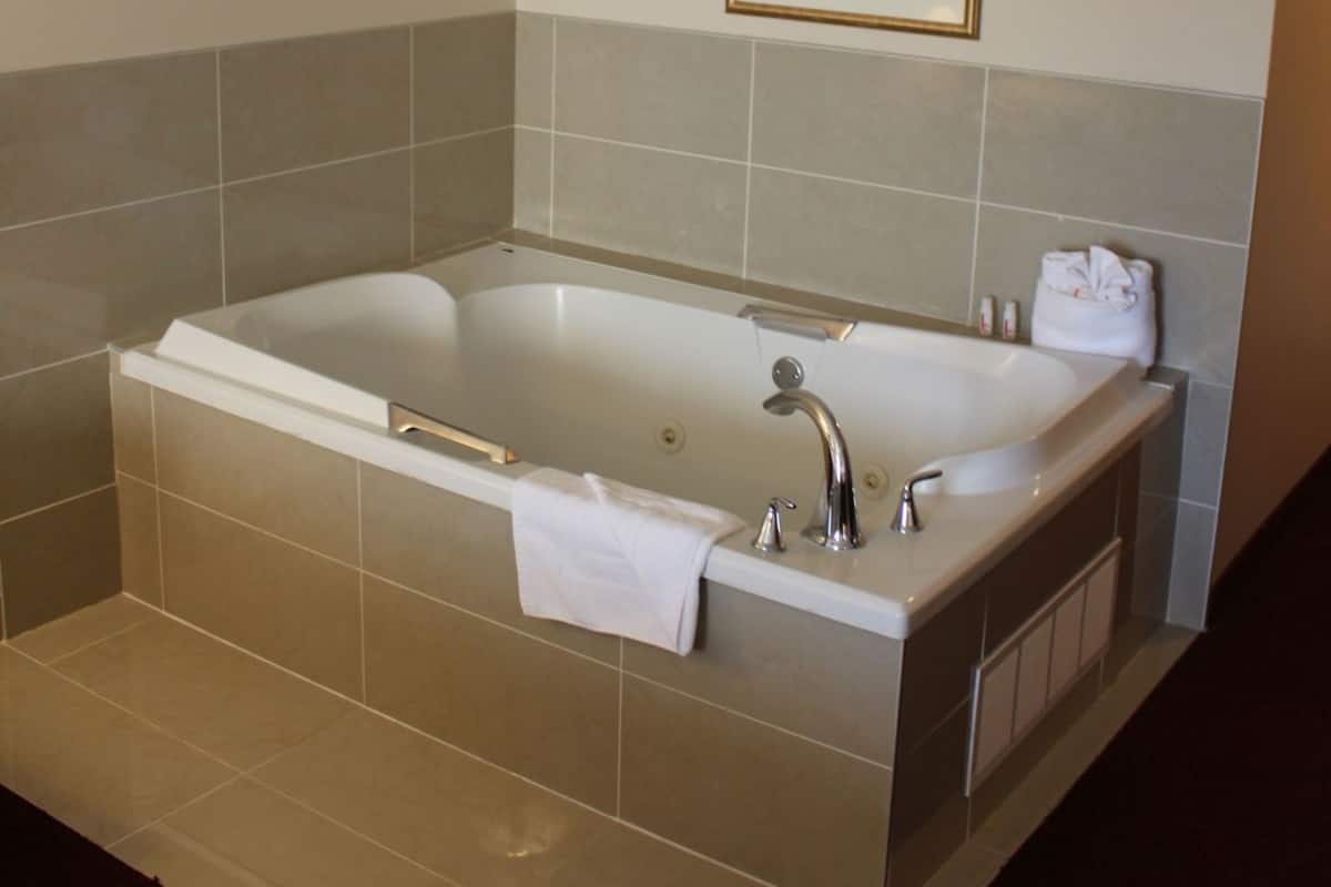 Baño | Tina con regadera, amenidades de baño gratuitas, secadora de cabello