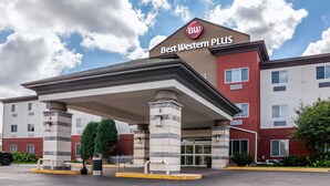 Un hotel Best Western Plus con entrada cubierta, varios pisos y cielo despejado.