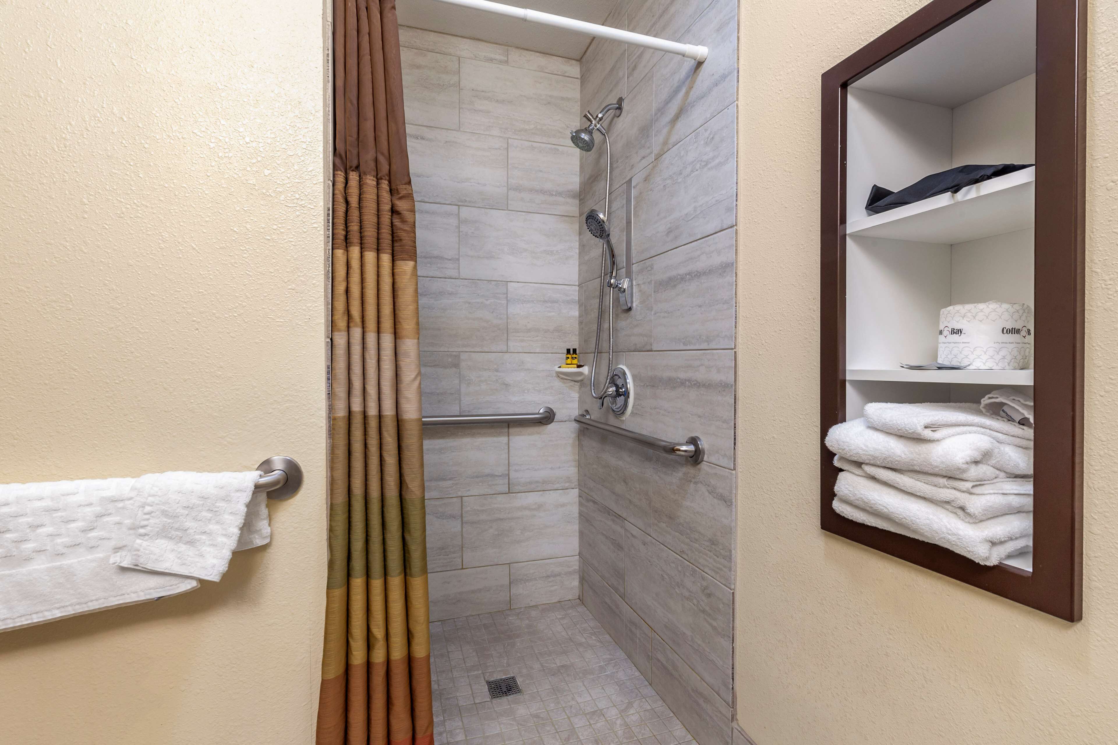 combined shower/bathtub, free toiletries, hair dryer, towels