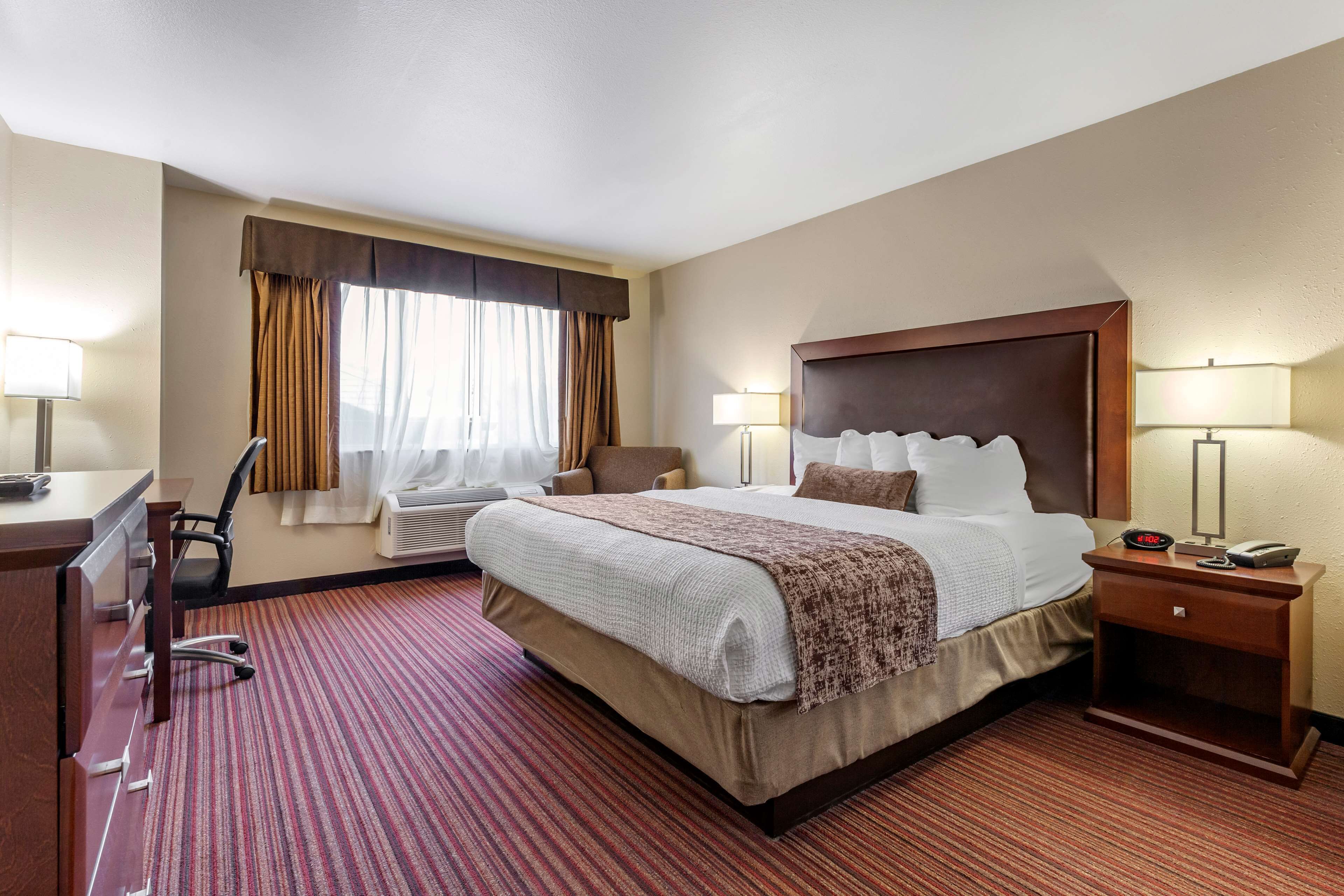 standard room, 1 king bed, non smoking, jetted tub | desk, blackout curtains, iron/ironing board, free cots/infant beds