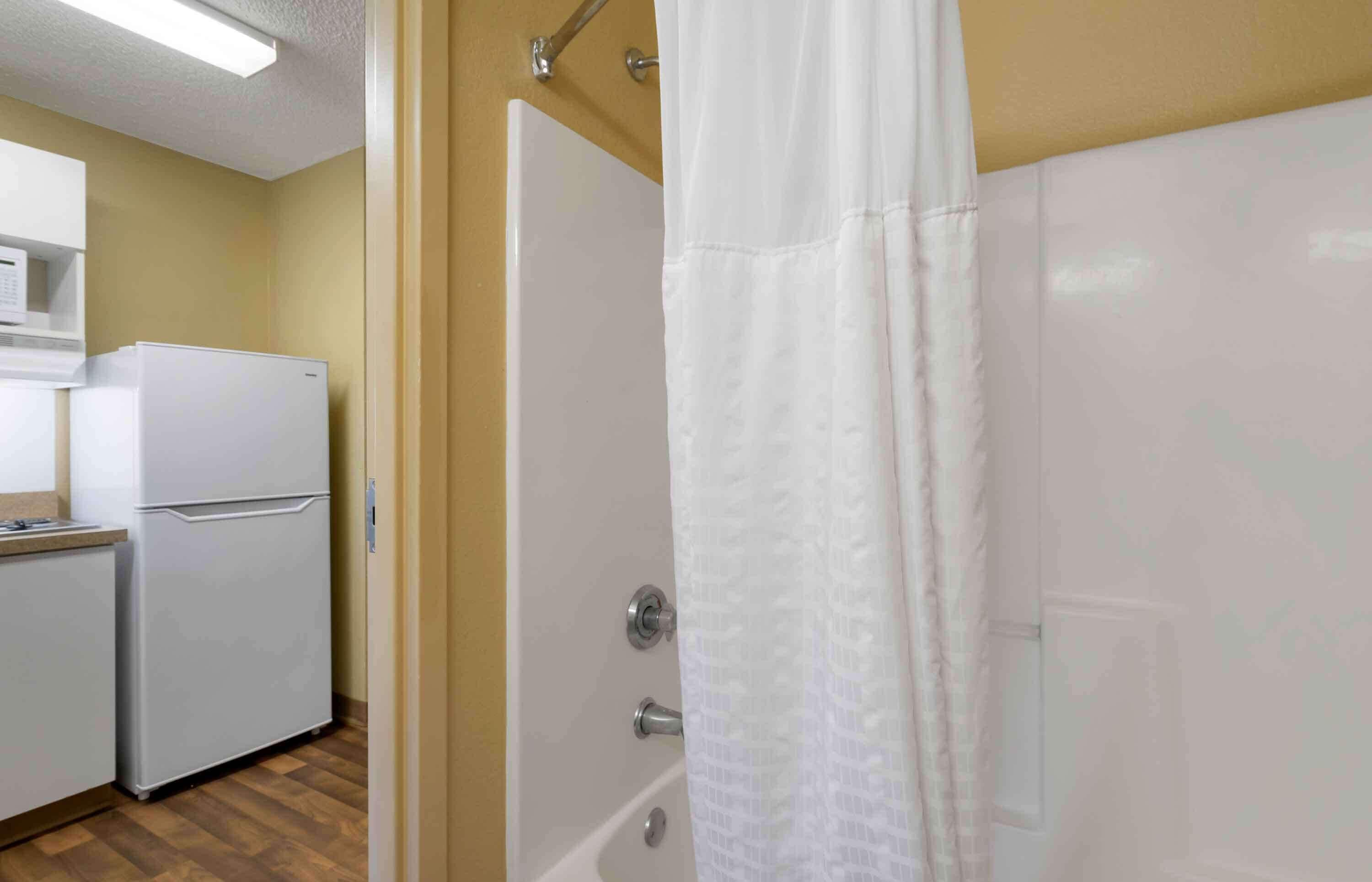 combined shower/bathtub, free toiletries, hair dryer, towels