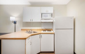 Studio, 2 lits doubles, non-fumeurs | Cuisine privée | Grand réfrigérateur, micro-ondes, plaque de cuisson