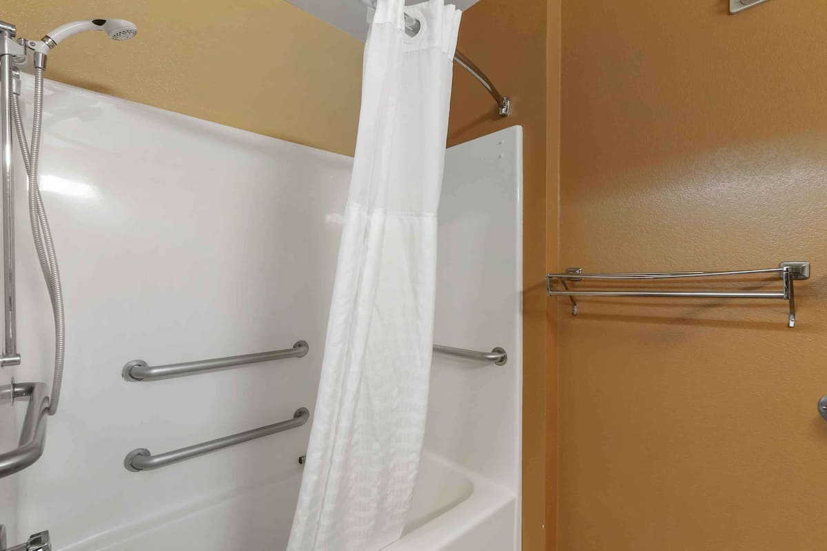 studio, 1 queen bed, accessible, non smoking | bathroom | combined shower/bathtub, free toiletries, hair dryer, towels