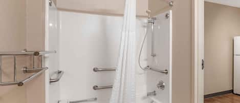 Tina con regadera, amenidades de baño gratuitas, secadora de cabello