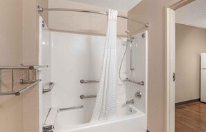 Ensemble douche/baignoire, articles de toilette gratuits, sèche-cheveux