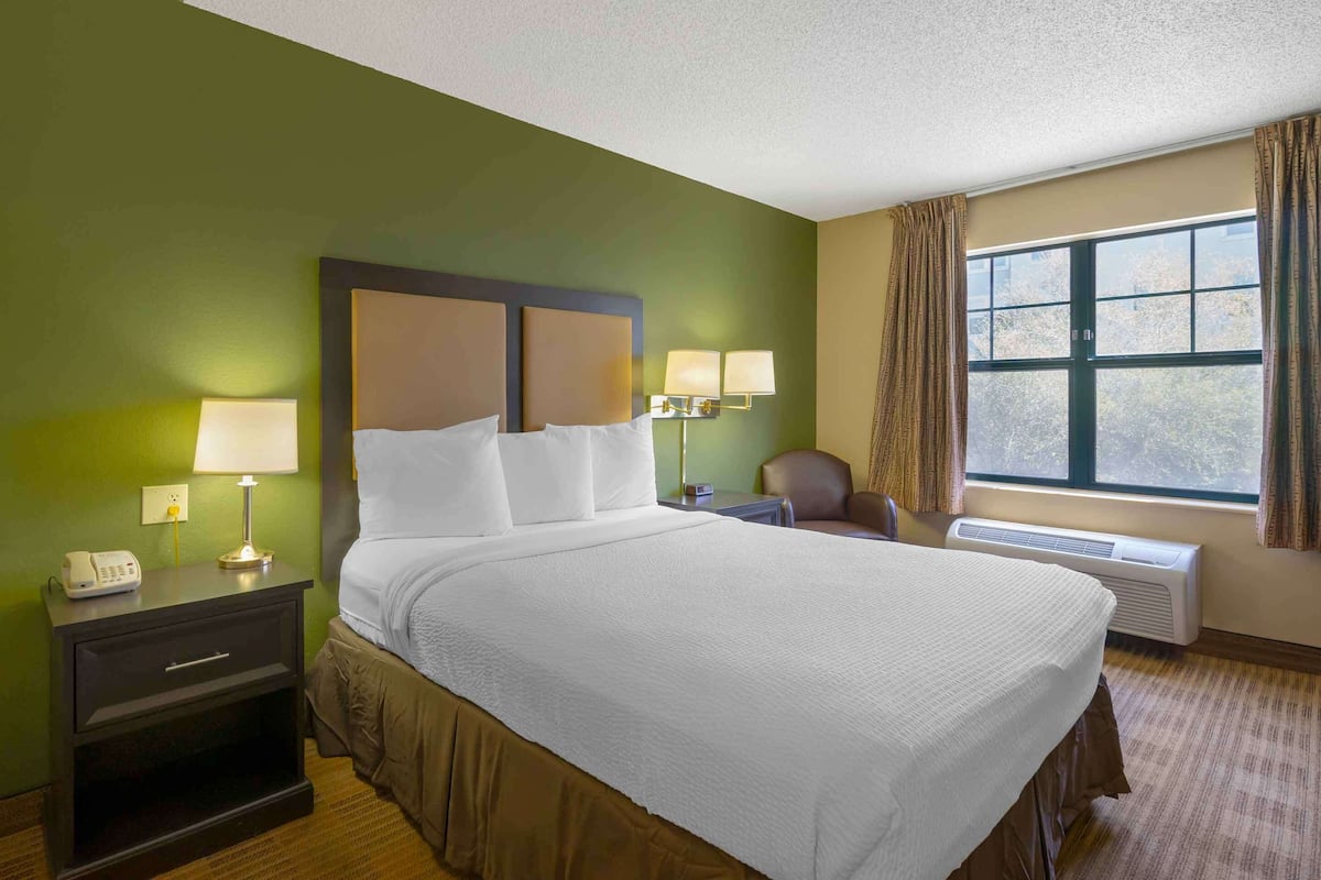 Studio, 1 Queen Bed, Accessible, Non Smoking | Desk, iron/ironing board, free WiFi, bed sheets