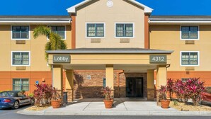 A hotel with a beige facade, a covered lobby area, and numbered address 4312.