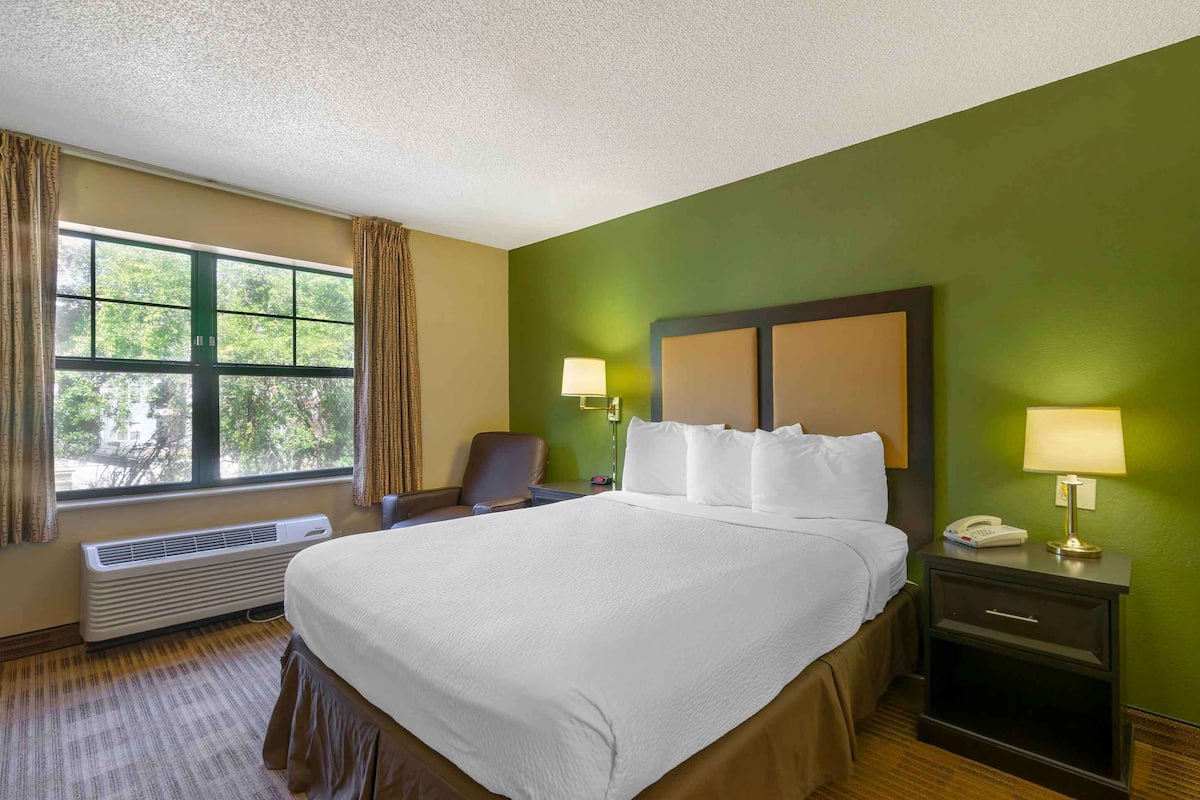 Studio, 1 Queen Bed, Non Smoking | Desk, iron/ironing board, free WiFi, bed sheets