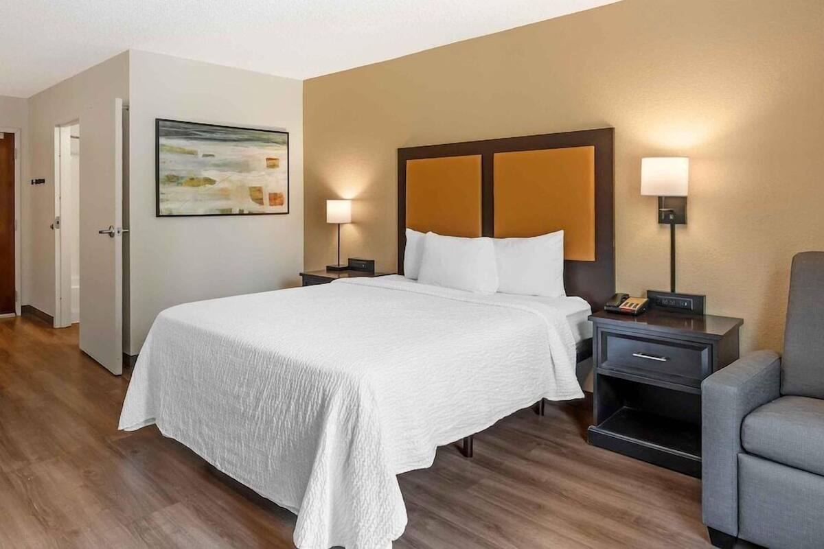 Desk, iron/ironing board, free WiFi, bed sheets