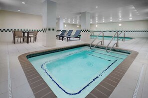 Kolam renang indoor