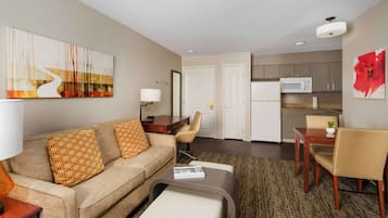 Full-size fridge, microwave, stovetop, dishwasher