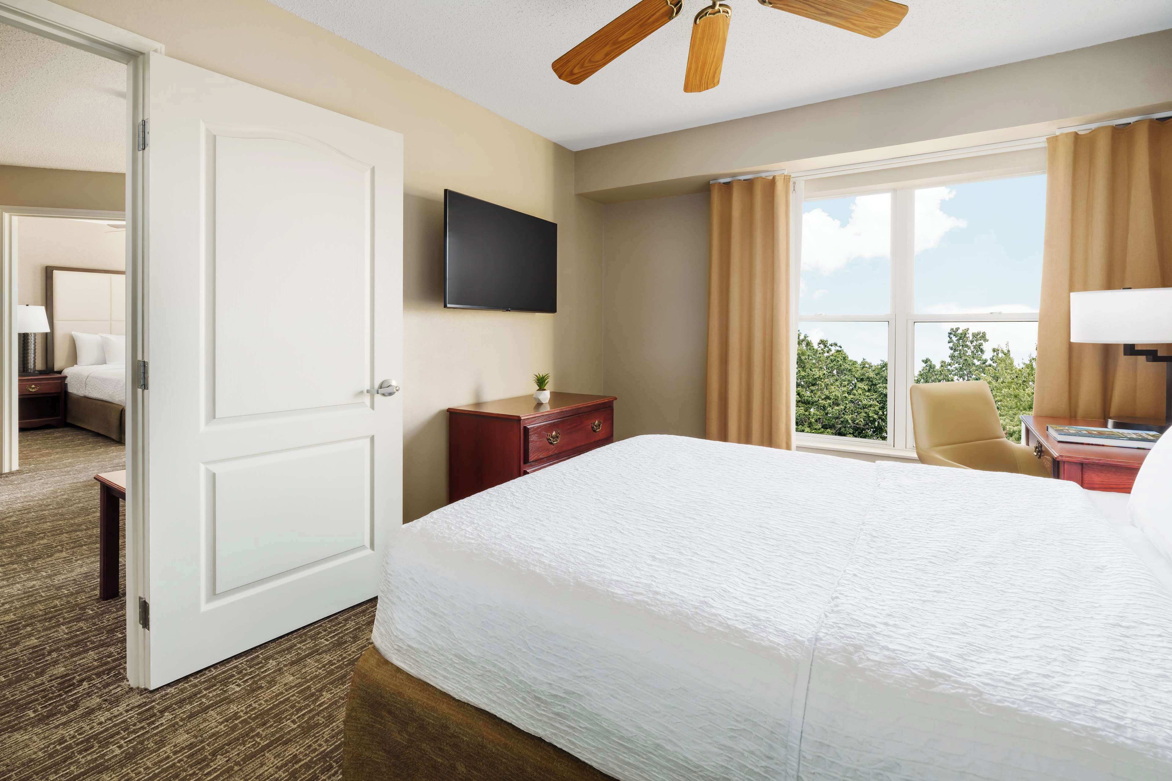 2 bedrooms, premium bedding, pillow-top beds, desk