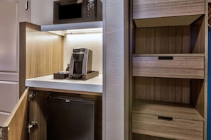 1 Schlafzimmer, Allergikerbettwaren, Daunenbettdecken, Schreibtisch
