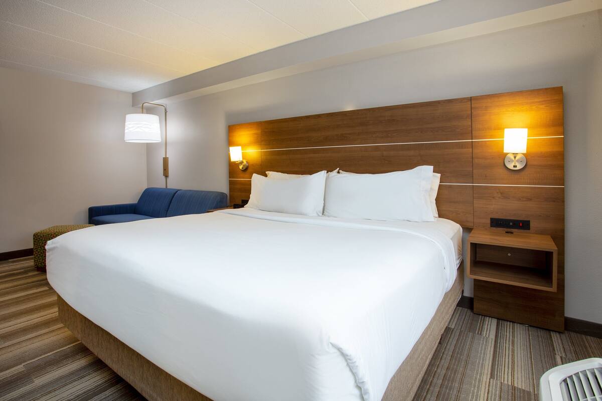 Kamar Standar, 1 Tempat Tidur King dengan tempat tidur Sofa | Seprai premium, bantalan ekstra lembut, brankas, dan meja kerja