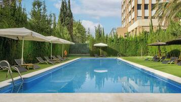 Een seizoensgebonden buitenzwembad