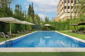 Seasonal outdoor pool - AC Hotel Sevilla Fórum by Marriott (Seville)