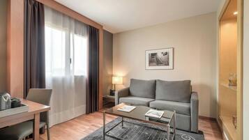 Minibar, caja de seguridad en la habitación y escritorio