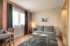 Minibar, safe på rommet, skrivebord og blendingsgardiner