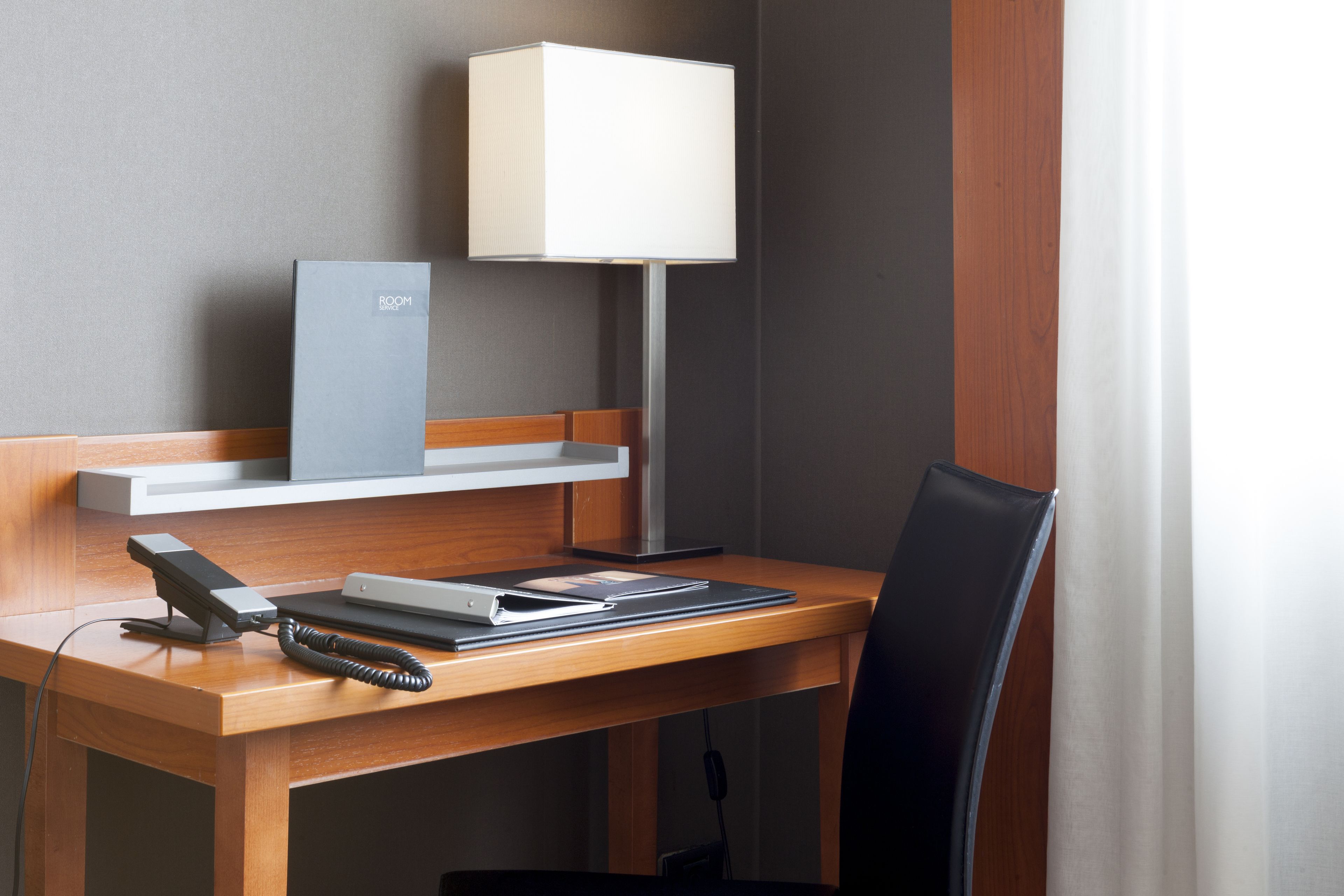 standard room, 1 queen bed, non smoking | in-room business centre