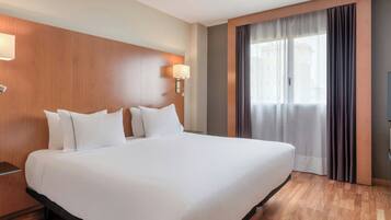 Een minibar, een kluis op de kamer, een bureau, verduisterende gordijnen