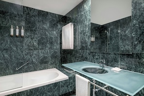 Ensemble douche/baignoire, articles de toilette de luxe, sèche-cheveux