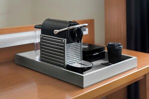 Minibar, coffres-forts dans les chambres, bureau, rideaux occultants
