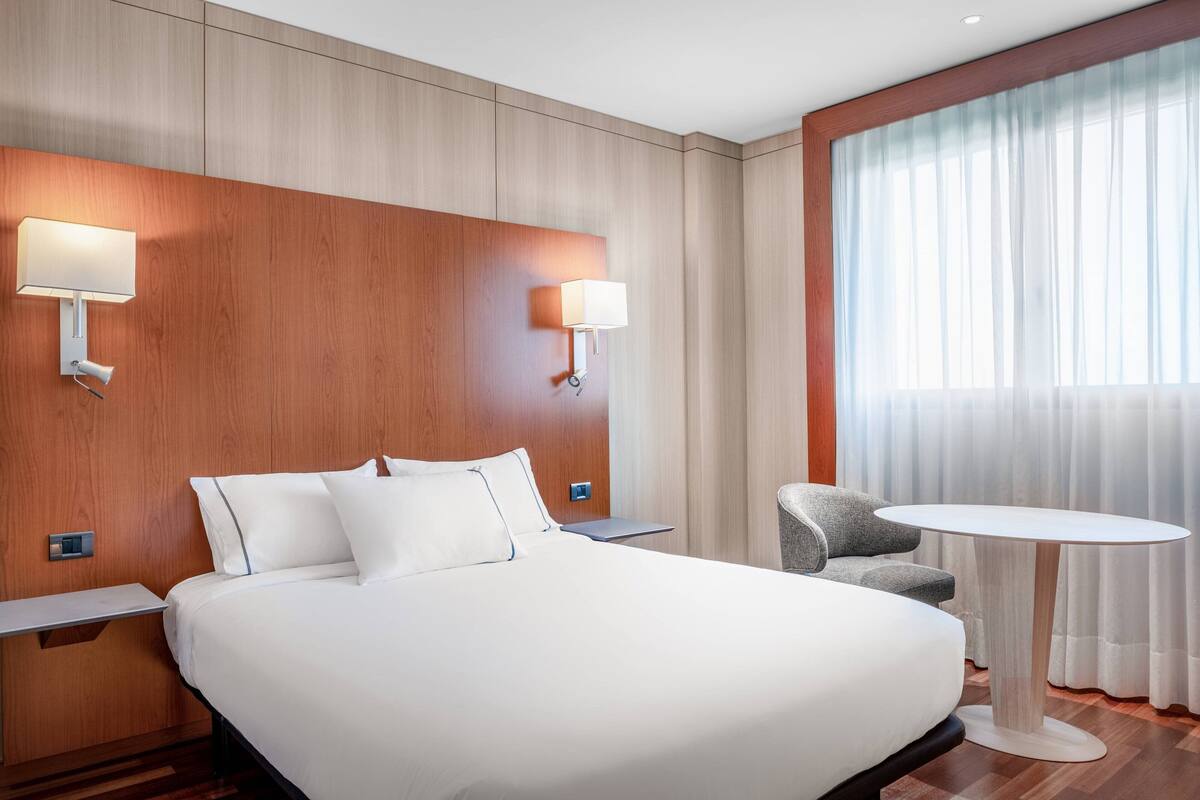 標準客房, 1 張加大雙人床 | 迷你吧、客房內保險箱、書桌、遮光布/窗簾