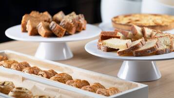 Diverse gebakjes op witte presentatiestandaarden.