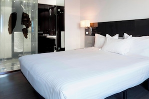 Minibar, coffres-forts dans les chambres, bureau, rideaux occultants