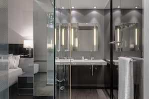 Secadora de cabello, bidet, toallas