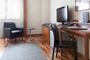 Standard Room, 1 Queen Bed | Room amenity