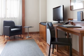 Standard Room, 1 Queen Bed | Room amenity