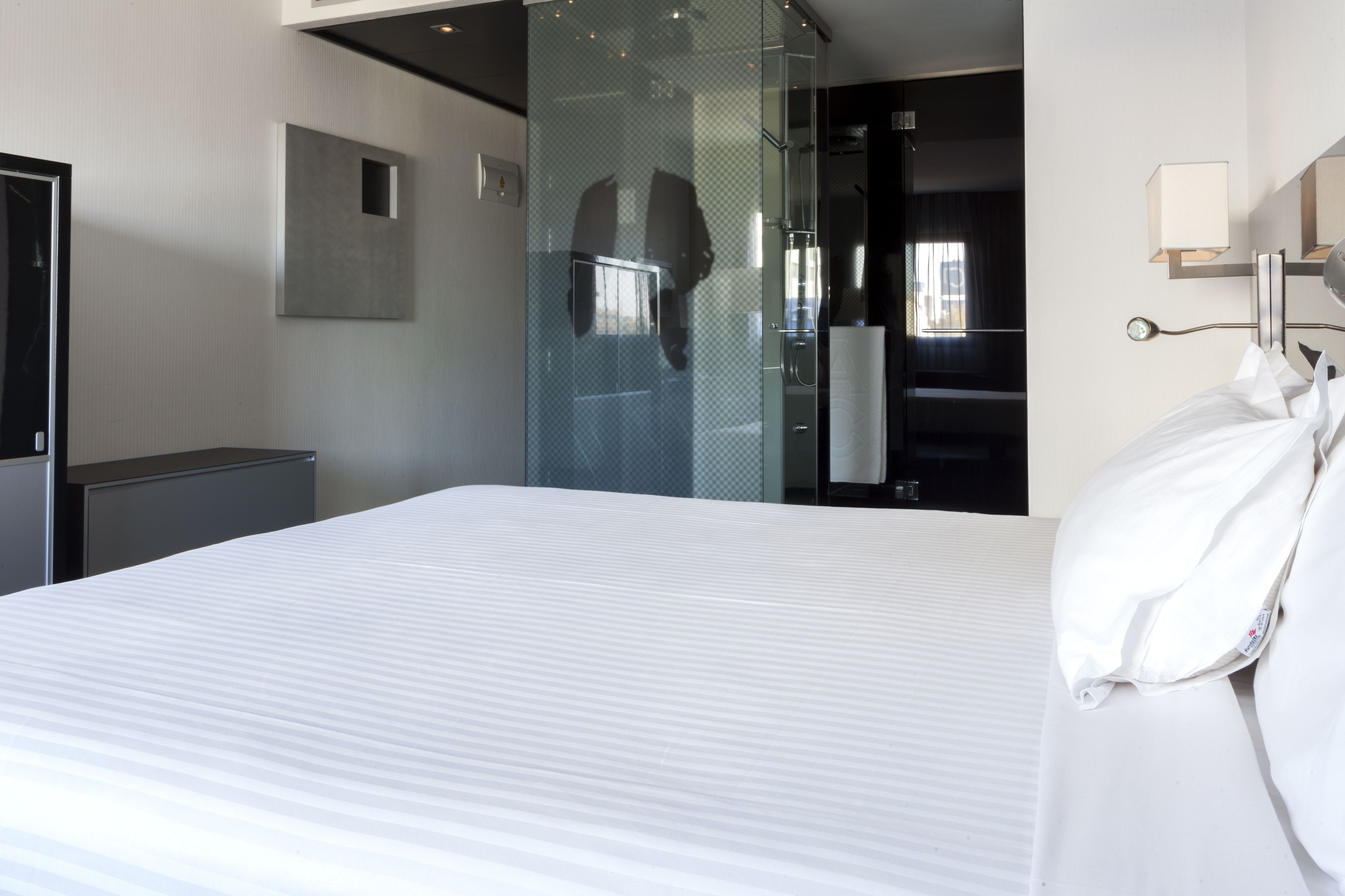 standard room, 1 queen bed | minibar, in-room safe, desk, blackout curtains