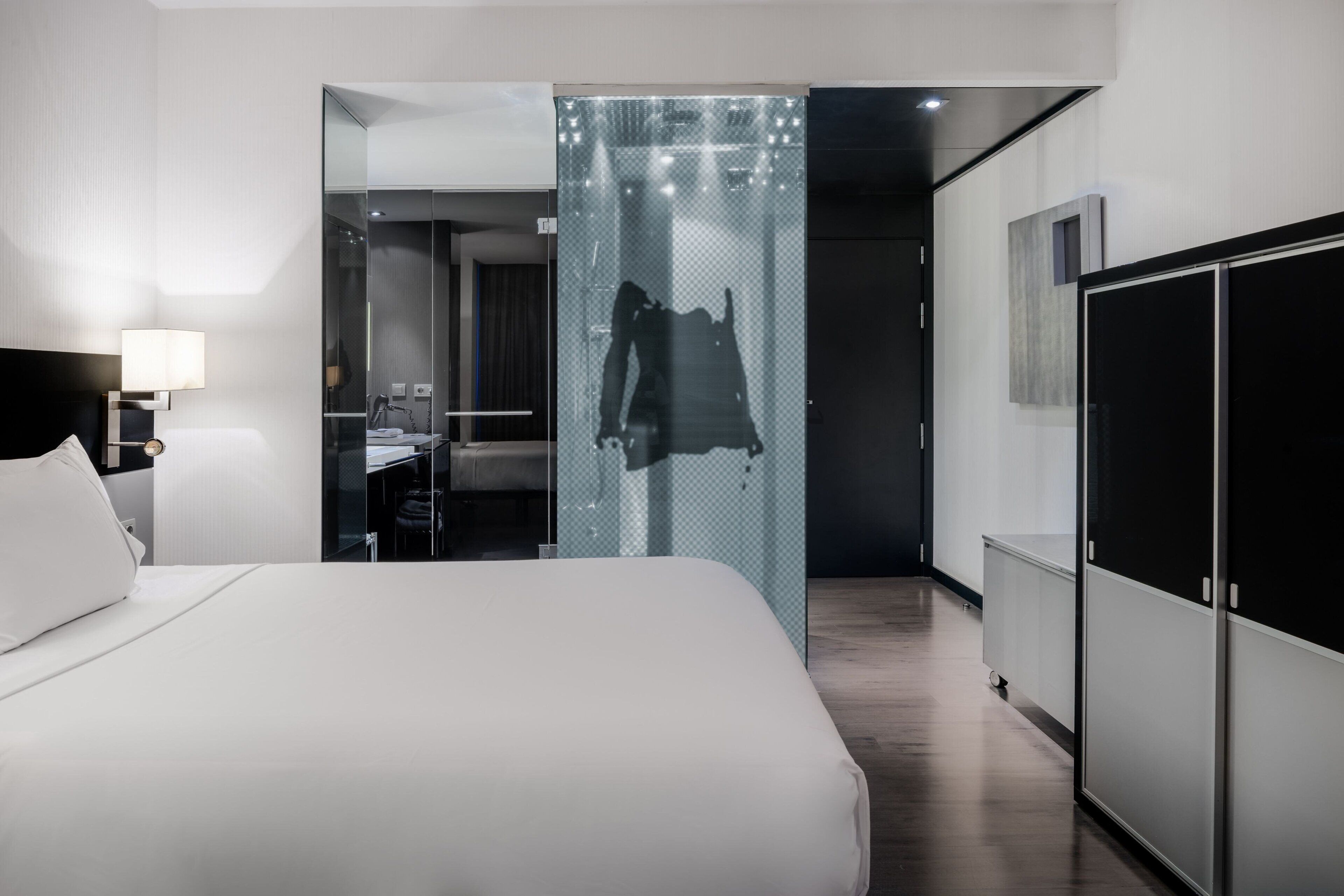 standard room, 1 king bed | minibar, in-room safe, desk, blackout curtains