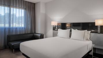 Standard Room, 1 King Bed, Non Smoking | Minibar, in-room safe, desk, blackout drapes