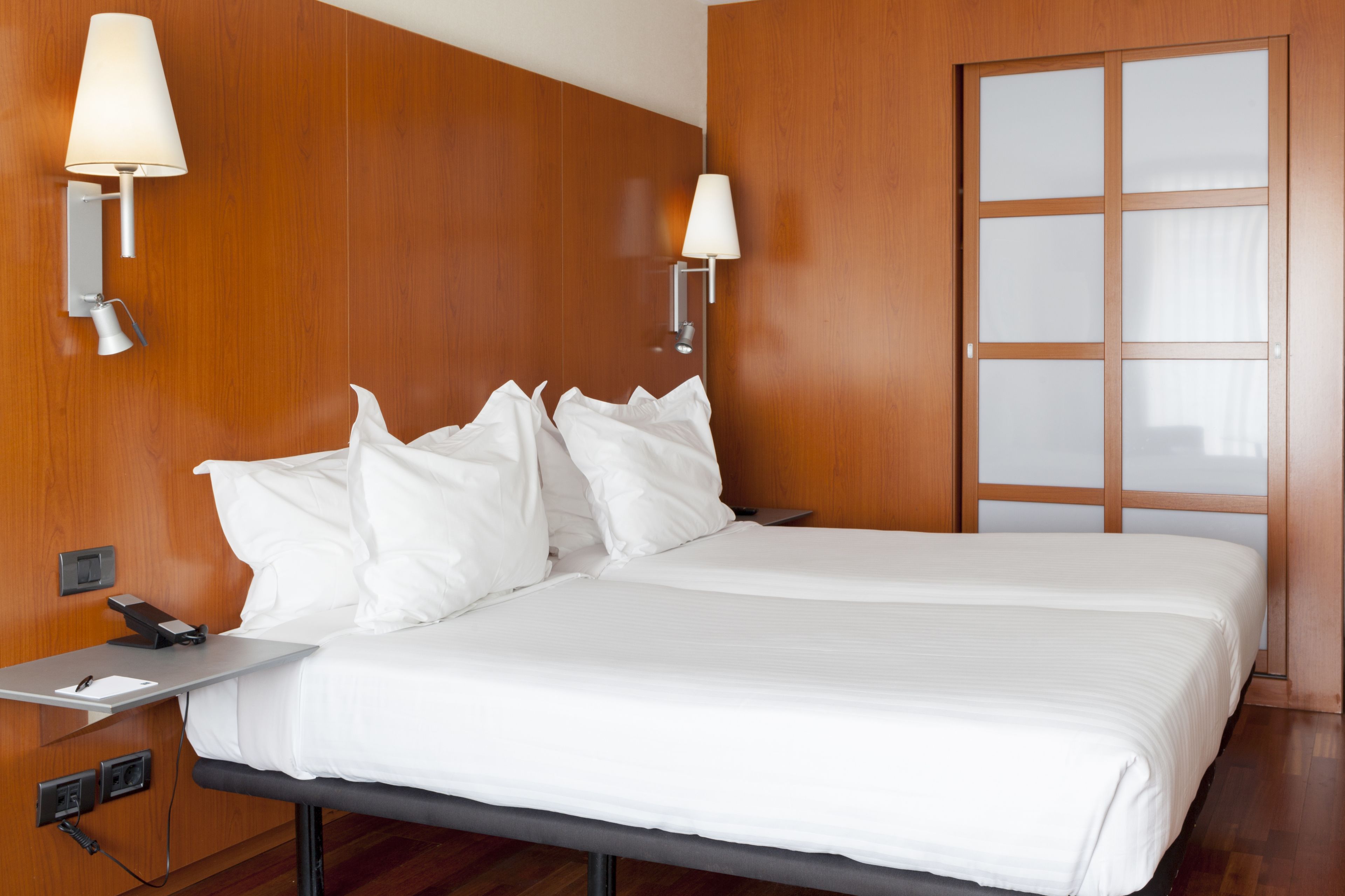 standard room, 1 king bed, non smoking | 1 bedroom, minibar, in-room safe, desk