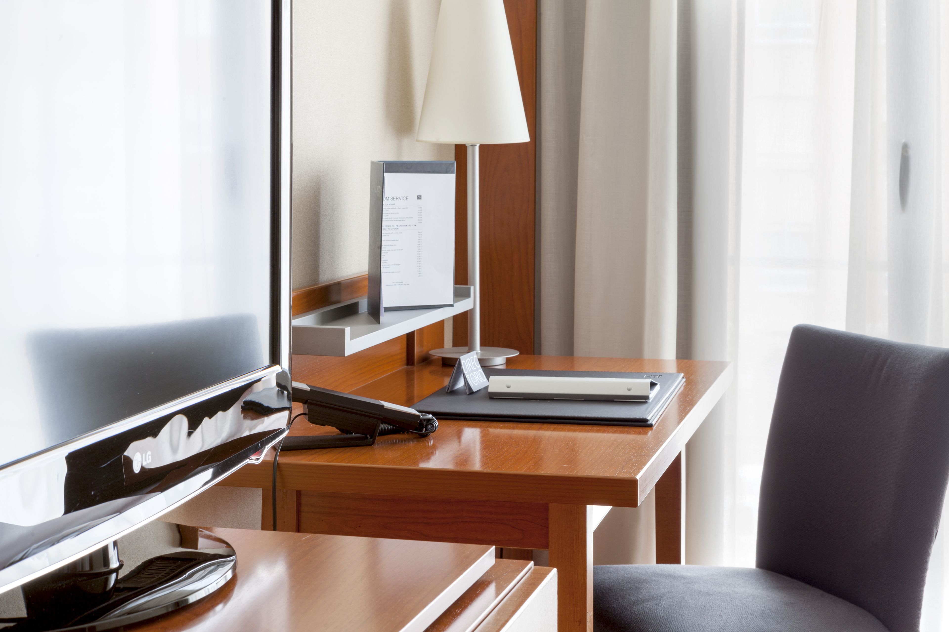 standard room, 1 king bed, non smoking | in-room business centre