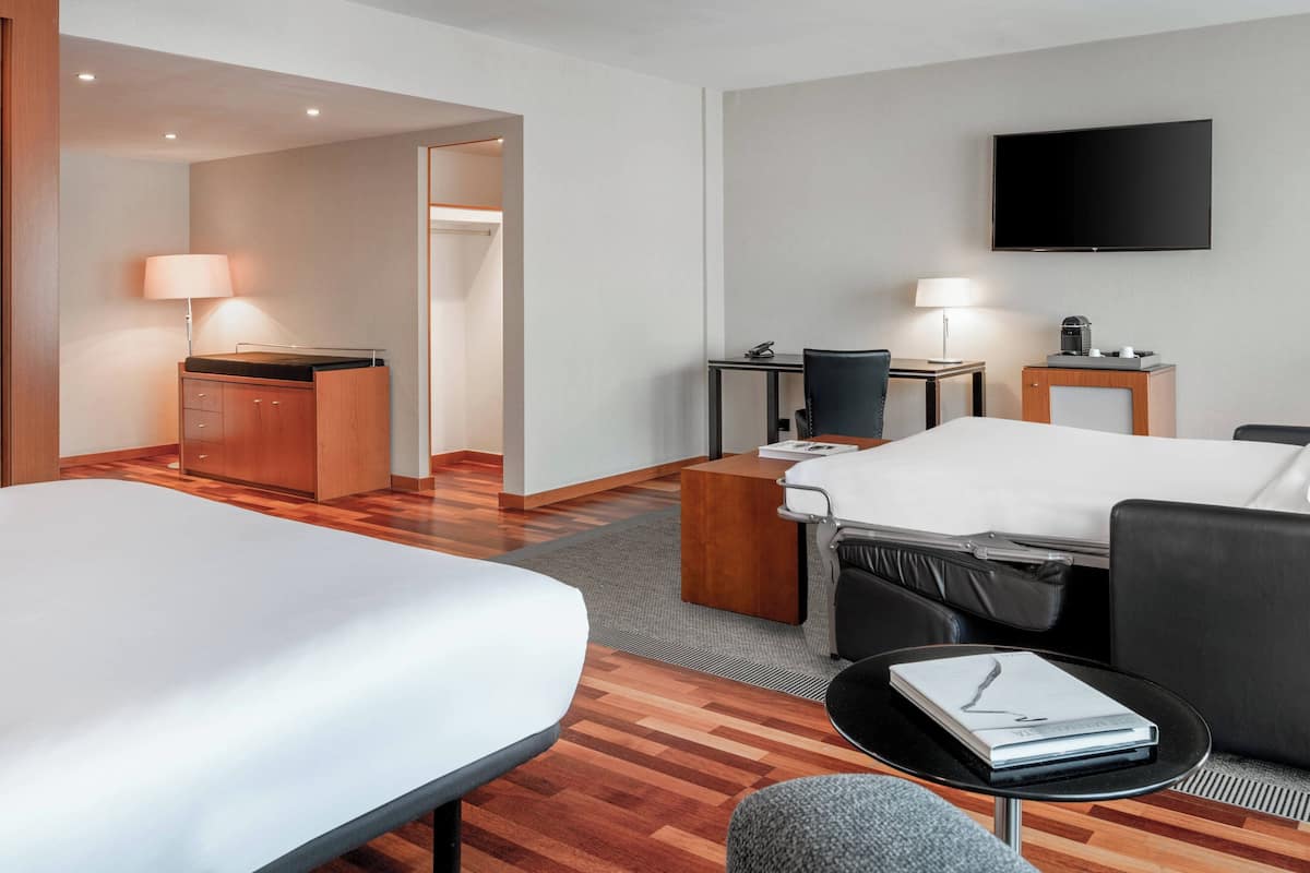 Suite, 1 King Bed with Sofa bed, Non Smoking | Minibar, in-room safe, desk, blackout curtains