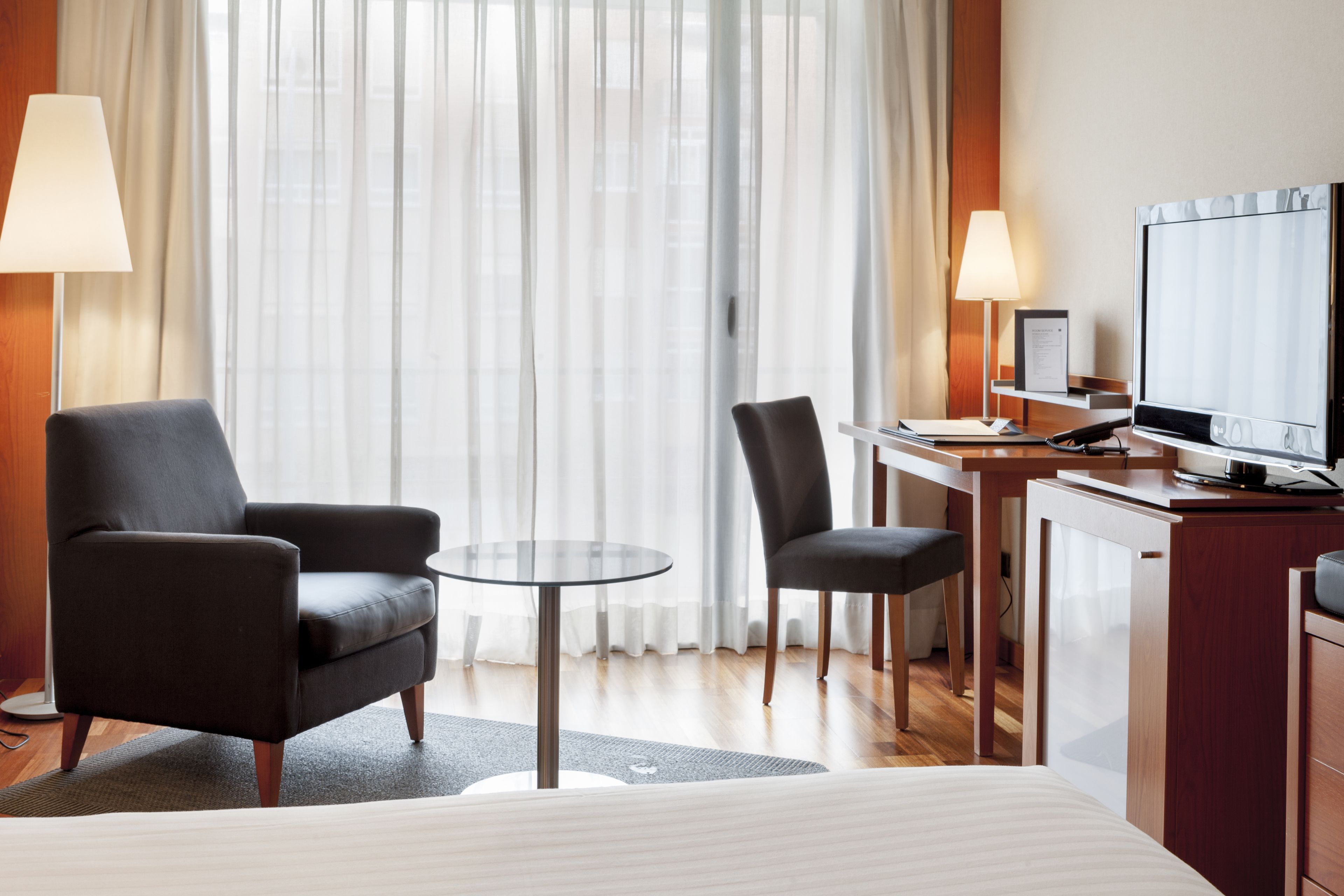 standard room, 1 king bed, non smoking | in-room business centre