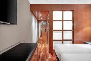 Een minibar, een kluis op de kamer, een bureau, verduisterende gordijnen