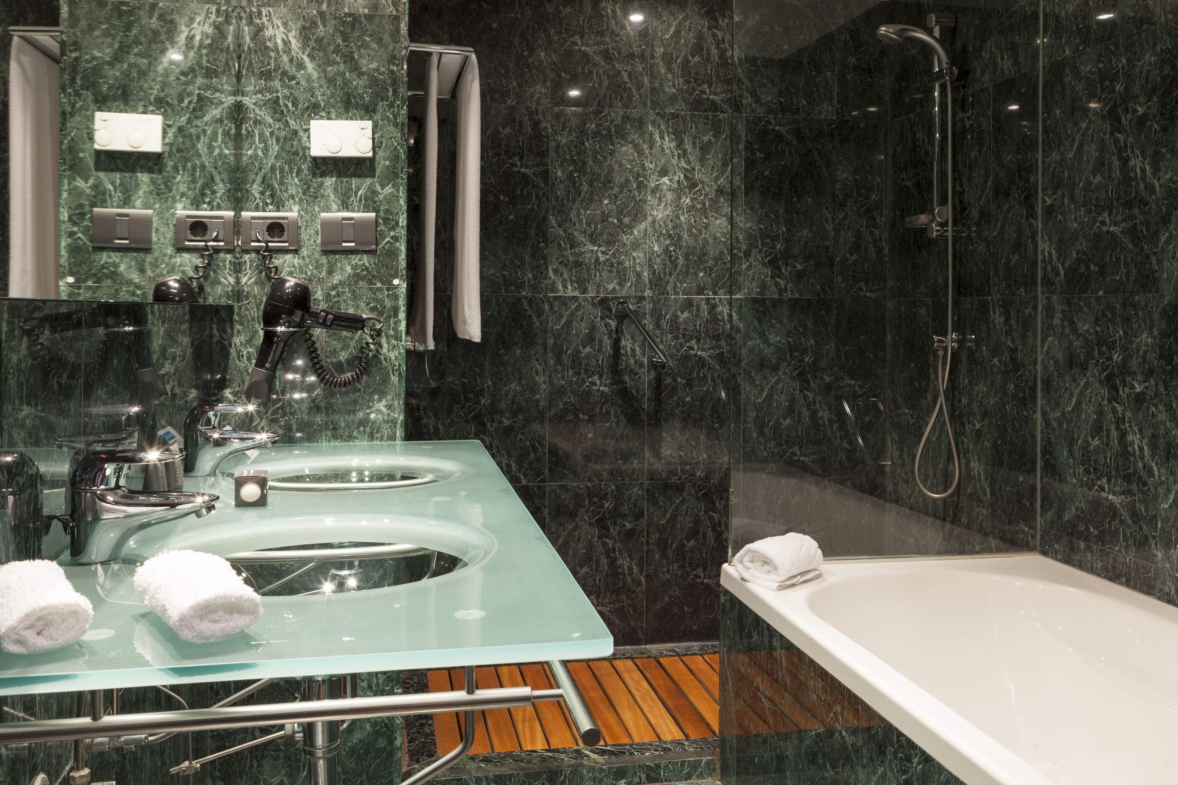 standard room, 1 king bed, non smoking | bathroom | free toiletries, hair dryer, bidet, towels