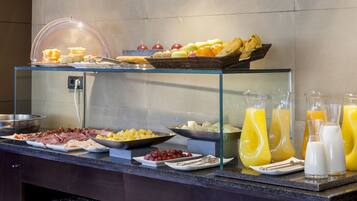Café da manhã com buffet todos os dias (EUR 16.50 por pessoa)