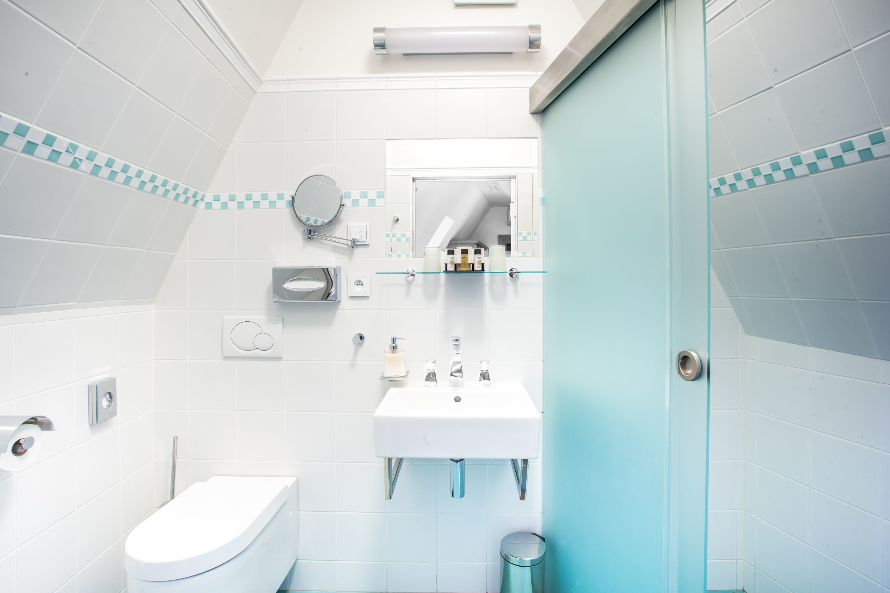 standard double room | bathroom | free toiletries, hair dryer, slippers, towels