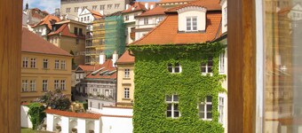 Hotel At the Green Grape