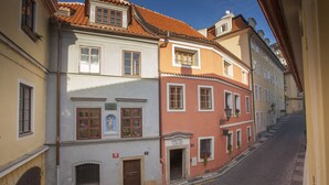 Eine Reihe bunter Gebäude, ein Hotel Eingang mit der Aufschrift 'HOTEL'.
