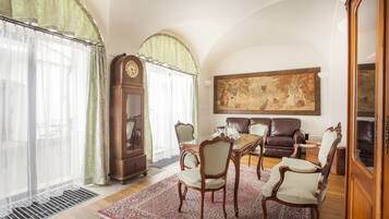 One Bedroom Suite | Wohnzimmer | 50-Zoll-Flachbildfernseher mit Satellitenempfang, Fernseher